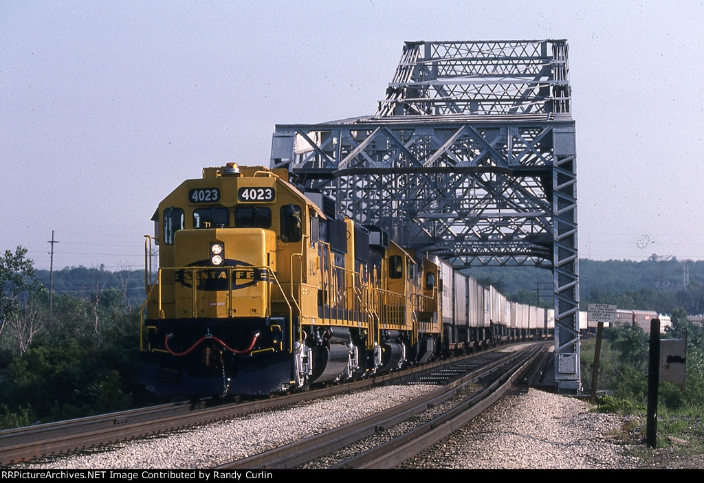 ATSF 4023 near Lemont